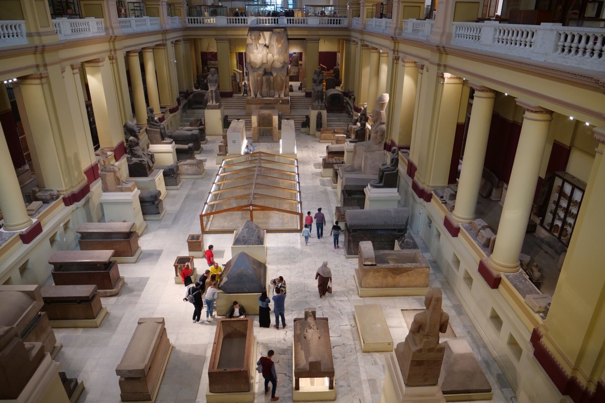 Suur Egiptuse Muuseum Kairos koos vaaraode kujude ja eksponaatidega